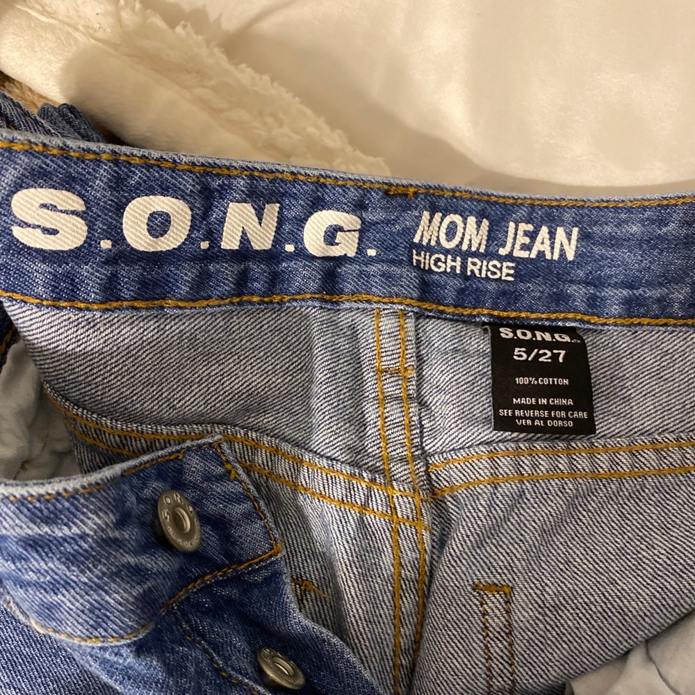 High Waisted/High Rise Ripped Mom Jeans - Picture 4 of 4